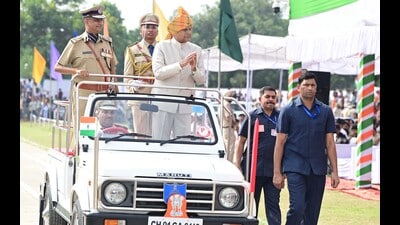 UT administrator Banwarilal Purohit during the Independence Day celebrations at Parade Ground, Sector 17, Chandigarh. (Keshav Singh/HT)
