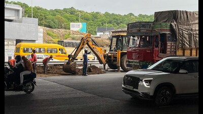 Work underway at NDA Chowk on Wednesday, (Kalpesh Nukte/HT PHOTO) Work underway at NDA Chowk on Wednesday, (Kalpesh Nukte/HT PHOTO)