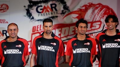 Akshay Kumar with Virender Sehwag, Shoaib Malik and Mohammad Asif ahead at a promotional event ahead of IPL 2009. (Getty) Akshay Kumar with Virender Sehwag, Shoaib Malik and Mohammad Asif ahead at a promotional event ahead of IPL 2009. (Getty)