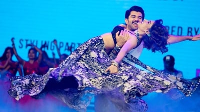 Vijay Deverakonda and Samantha Ruth Prabhu danced their hearts out at the Kushi musical concert on Independence Day, Tuesday. Their dance to the Kushi title song was no less than a treat for their fans. Vijay Deverakonda and Samantha Ruth Prabhu danced their hearts out at the Kushi musical concert on Independence Day, Tuesday. Their dance to the Kushi title song was no less than a treat for their fans. 