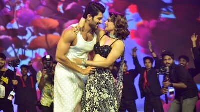 The Kushi musical concert was held at the HICC Convention Centre in Hyderabad and had Vijay dancing in a vest and white pyjamas while Samantha was in a printed black and cream lehenga with a black blouse. The Kushi musical concert was held at the HICC Convention Centre in Hyderabad and had Vijay dancing in a vest and white pyjamas while Samantha was in a printed black and cream lehenga with a black blouse. 