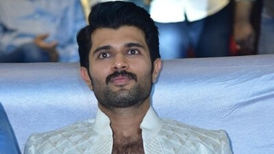Speaking at the Kushi trailer launch about the failure of his last film Liger, Vijay Deverakonda said, "When a film doesn't perform or work, it does hurt. I have experienced many flops in the past, and 'Liger' is not the first one... That's the only way I can learn. I don't have institutions to guide me, I make my own decisions... What will I do with stars? I would rather have a hit with thumbs-down from critics." Speaking at the Kushi trailer launch about the failure of his last film Liger, Vijay Deverakonda said, "When a film doesn't perform or work, it does hurt. I have experienced many flops in the past, and 'Liger' is not the first one... That's the only way I can learn. I don't have institutions to guide me, I make my own decisions... What will I do with stars? I would rather have a hit with thumbs-down from critics."