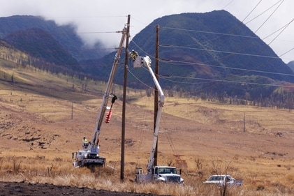 Electrical workers repair power lines leading into the fire ravaged town of Lahaina on the island of Maui in Hawaii, U.S., August 15, 2023.  REUTERS/Mike Blake (REUTERS)