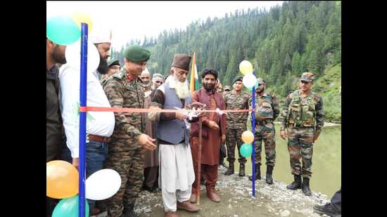 Mian Gul Khan, a 90-year-old 1971 war veteran inaugurating the bridge. (HT Photo)