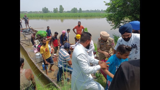 Rescue operation underway in Tanda villages where Beas water has caused large scale damage. (Harpreet Kaur/HT photo)