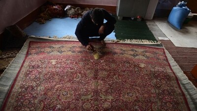Maqbool's carpet weaving unit, once bustling with the skilled hands of 40 women, now faced the bleak prospects brought on by the pandemic's aftermath. (Waseem Andrabi/HT) Maqbool's carpet weaving unit, once bustling with the skilled hands of 40 women, now faced the bleak prospects brought on by the pandemic's aftermath. (Waseem Andrabi/HT)