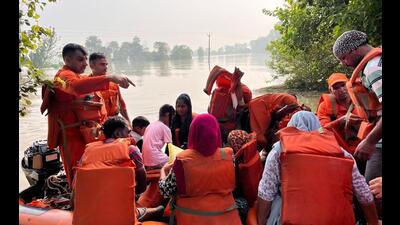 A rescue operation underway in the inundated Mand area of Bholath sub division in Kapurthala district on Thursday. (HT Photo) A rescue operation underway in the inundated Mand area of Bholath sub division in Kapurthala district on Thursday. (HT Photo)