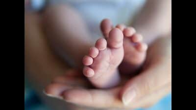 An individual on a two-wheeler callously abandoned an innocent baby at the Kudiya Ghat. (HT Photo) An individual on a two-wheeler callously abandoned an innocent baby at the Kudiya Ghat. (HT Photo)