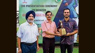 CGA president PS Pruthi (left) and UT finance secretary Dr Vijay Namdeorao Zade (centre) felicitating golfer Shubhankar Sharma at CGA Golf Range on Thursday. (Ravi Kumar/HT)