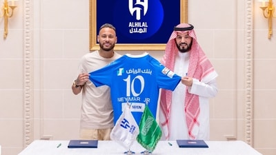 Brazilian forward Neymar (L) poses for a picture with Hilal President Fahad bin Nafel in Paris (AFP) Brazilian forward Neymar (L) poses for a picture with Hilal President Fahad bin Nafel in Paris (AFP)