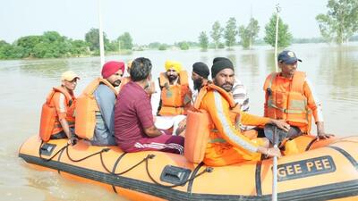 Chief minister Bhagwant Mann assessing flood situation in Hoshiarpur's Tanda area. (Harpreet Kaur/HT)