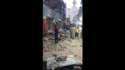 Debris at the site where the section of the dilapidated house collapsed, killing five pilgrims. (HT Photo) Debris at the site where the section of the dilapidated house collapsed, killing five pilgrims. (HT Photo)