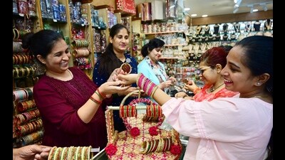 Women trying out bangle varieties (Photo: Ravi Kumar/HT)