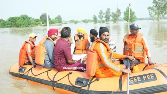 Chief minister Bhagwant Mann assessing flood situation in Hoshiarpur's Tanda area. (Harpreet Kaur/HT)