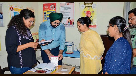 Kayakalp team members during the inspection at civil hospital in Ludhiana. (HT PHOTO)