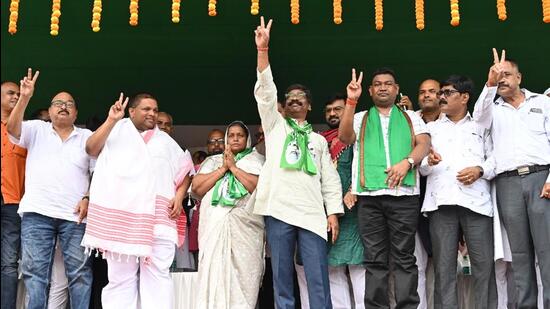 The ruling alliance candidate and Jharkhand Mukti Morcha (JMM) leader Bebi Devi after filing nominations for Dumri by-elections. (HT Photo)