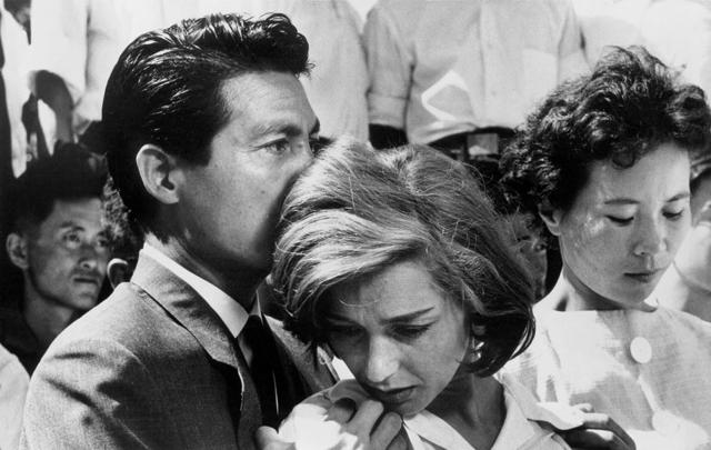 A scene from Alain Resnais’s Hiroshima Mon Amour (1959) (Film still) A scene from Alain Resnais’s Hiroshima Mon Amour (1959) (Film still)