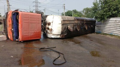 A tanker containing refined oil turned over near Chand Cinema at wee hours in Ludhiana on Friday. (Gurpreet Singh/HT)