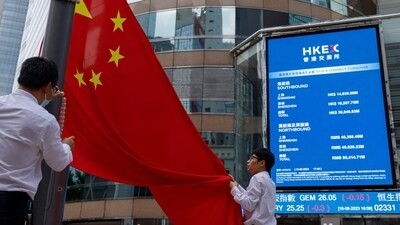 Staff lower Chinese national flag in front of screens showing the index and stock prices outside Exchange Square, in Hong Kong, China, August 18, 2023. REUTERS/Tyrone Siu (REUTERS)