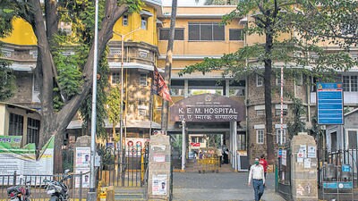 Mumbai, India - April 17, 2020: People passby KEM Hospital, Parel in Mumbai, India, on Friday, April 17, 2020. (Photo by Pratik Chorge/Hindustan Times) (Pratik Chorge/HT Photo)