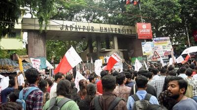SFI and other Left student organisations protest outside Jadavpur University. (ANI) SFI and other Left student organisations protest outside Jadavpur University. (ANI)