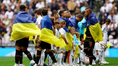 Shakhtar Donetsk's Oleksandr Zubkov and teammates wear the flag of Ukraine before the match (REUTERS)