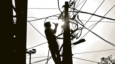 The power supply companies have scheduled power cuts in Bengaluru between 10am and 4pm for most of the month. (HT File) The power supply companies have scheduled power cuts in Bengaluru between 10am and 4pm for most of the month. (HT File)