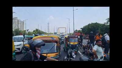 The demonstration resulted in the temporary immobilization of numerous vehicles, including two-wheelers and three-wheelers, along the roadside. (HT Photo) The demonstration resulted in the temporary immobilization of numerous vehicles, including two-wheelers and three-wheelers, along the roadside. (HT Photo)