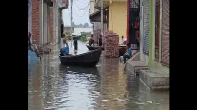 The river, which had only recently begun receding, was getting floodwater from upstream, because of which it went past the danger mark in Kanpur. (HT)