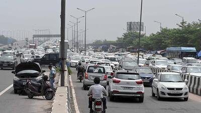 Traffic police officials said they were considering closing some stretches for local cars to prevent a mix-up. (Sanjeev Verma/HT PHOTO) Traffic police officials said they were considering closing some stretches for local cars to prevent a mix-up. (Sanjeev Verma/HT PHOTO)