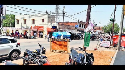 Water tanker being used to supply water at Rambhawan Crossing in Shankargarh. (HT File Photo)