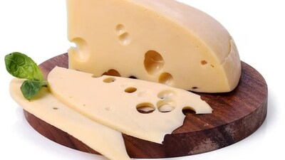 Cheese: Aged cheeses can contain saturated fats and sodium, which are linked to inflammation and cardiovascular issues, potentially accelerating aging-related problems. (Freepik) Cheese: Aged cheeses can contain saturated fats and sodium, which are linked to inflammation and cardiovascular issues, potentially accelerating aging-related problems. (Freepik)