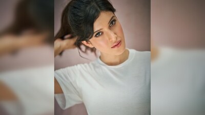 Shanaya Kapoor tied her hair up in a ponytail with a few strands framing her face. (Instagram/@shanayakapoor02)