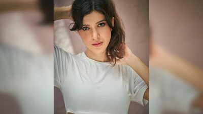 Shanaya Kapoor did not sacrifice on her makeup and opted for the soft glam look featuring subtle smokey eyes, blushed cheeks and glossy lips.&nbsp; (Instagram/@shanayakapoor02)