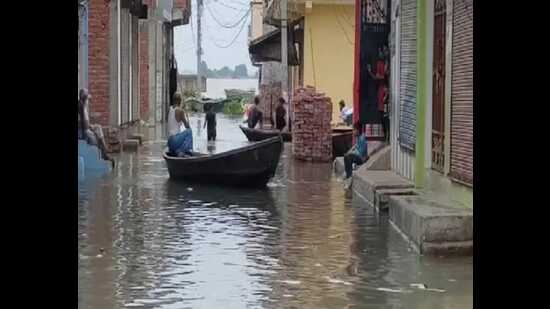 The river, which had only recently begun receding, was getting floodwater from upstream, because of which it went past the danger mark in Kanpur. (HT)