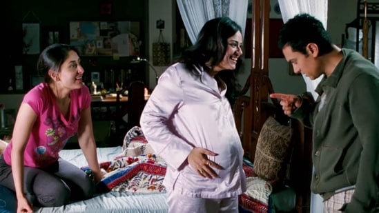 Kareena Kapoor, Mona Singh and Aamir Khan in a still from 3 Idiots.