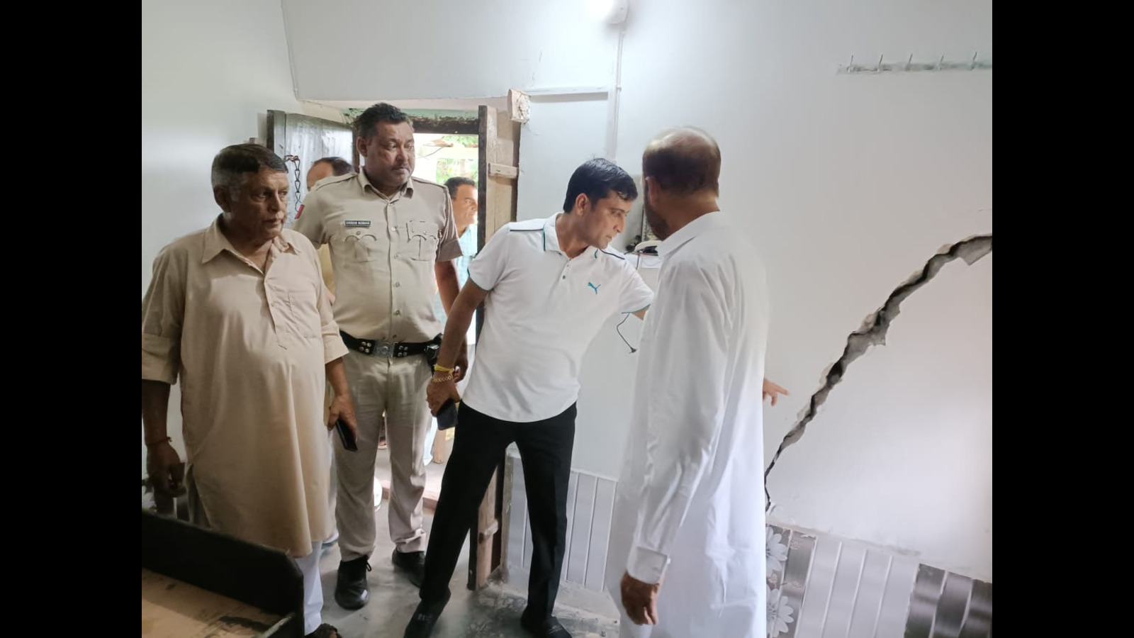 Residents sleepless as cracks appear in houses at Morni's Kharog village - Vimarsana News