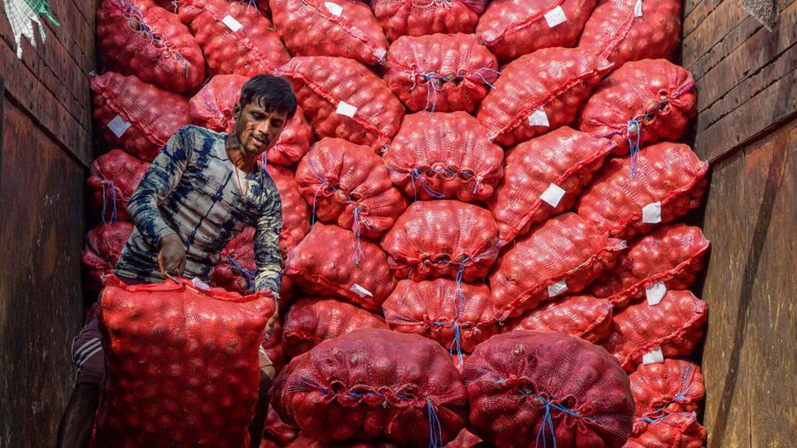 India imposes 40% tariff on onion export till Dec 31 - Vimarsana News