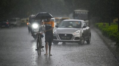 Commuters out during heavy rain at Jaswant Singh Road near India Gate in New Delhi. (Raj K Raj/ HT file) Commuters out during heavy rain at Jaswant Singh Road near India Gate in New Delhi. (Raj K Raj/ HT file)