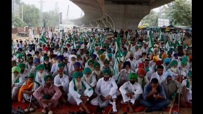 Farmer unions staging a protest outside office of commissioner of police in Ludhiana on Saturday. (Manish/HT)
