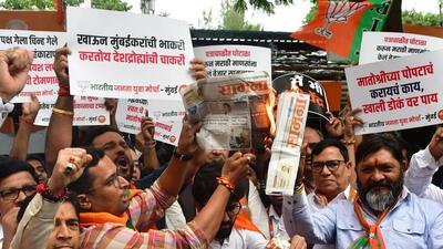 Mumbai, India – Aug 19, 2023: Bhartiya Janata Yuva Morcha activists protest against Shiv Sena mouthpiece Saamna and Uddhav Thackeray for using inappropriate abusive language, the BJP office, Nariman Point, in Mumbai, India, on Saturday, Aug 19, 2023. (Photo by Bhushan Koyande/HT Photo) Mumbai, India – Aug 19, 2023: Bhartiya Janata Yuva Morcha activists protest against Shiv Sena mouthpiece Saamna and Uddhav Thackeray for using inappropriate abusive language, the BJP office, Nariman Point, in Mumbai, India, on Saturday, Aug 19, 2023. (Photo by Bhushan Koyande/HT Photo)