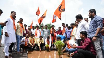 Navi Mumbai, India - Aug. 18, 2023:Mns protest on Mumbai Goa highway at Panvel in Navi Mumbai, India, on Friday, August 18, 2023. (Photo by Bachchan Kumar/ HT PHOTO) (HT PHOTO) Navi Mumbai, India - Aug. 18, 2023:Mns protest on Mumbai Goa highway at Panvel in Navi Mumbai, India, on Friday, August 18, 2023. (Photo by Bachchan Kumar/ HT PHOTO) (HT PHOTO)
