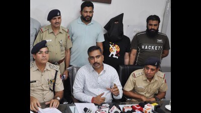 SP Mridul giving details regarding the arrest in Chandigarh on Saturday. (HT Photo) SP Mridul giving details regarding the arrest in Chandigarh on Saturday. (HT Photo)