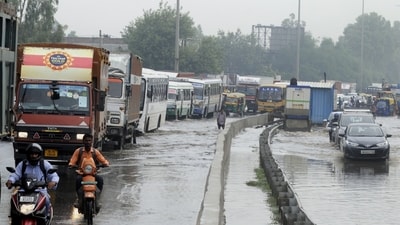 Traffic congestion after the rain at National Highway-48 near Narsinghpur village, in Gurugram. (Photo by Parveen Kumar/Hindustan Times) Traffic congestion after the rain at National Highway-48 near Narsinghpur village, in Gurugram. (Photo by Parveen Kumar/Hindustan Times)