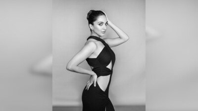 Kiara Advani tied her hair up in a sleek mid-high bun and for makeup, she opted for the dewy look with intense eyes and glossy lips. (Instagram/@kiaraaliaadvani) Kiara Advani tied her hair up in a sleek mid-high bun and for makeup, she opted for the dewy look with intense eyes and glossy lips. (Instagram/@kiaraaliaadvani)