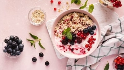 Nutritionist Juhi Kapoor in her recent Instagram post shared delicious overnight oats recipes that you can easily try for a healthy and quick breakfast. (Freepik) Nutritionist Juhi Kapoor in her recent Instagram post shared delicious overnight oats recipes that you can easily try for a healthy and quick breakfast. (Freepik)