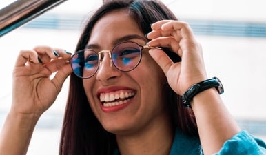 Study found that there may be no short-term advantages to using blue-light filtering spectacle lenses to reduce visual fatigue associated with computer use, compared to non-blue-light filtering lenses. (Unsplash/Susan Duran) Study found that there may be no short-term advantages to using blue-light filtering spectacle lenses to reduce visual fatigue associated with computer use, compared to non-blue-light filtering lenses. (Unsplash/Susan Duran)