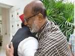 Rajinikanth met Akhilesh Yadav at his home on Sunday. Rajinikanth met Akhilesh Yadav at his home on Sunday.