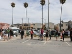 Residents of Long Beach wait in line to fill up sandbags in preparation for the arrival of Hurricane Hilary in Long Beach, California, U.S. August 19, 2023 (REUTERS/Zaydee Sanchez)