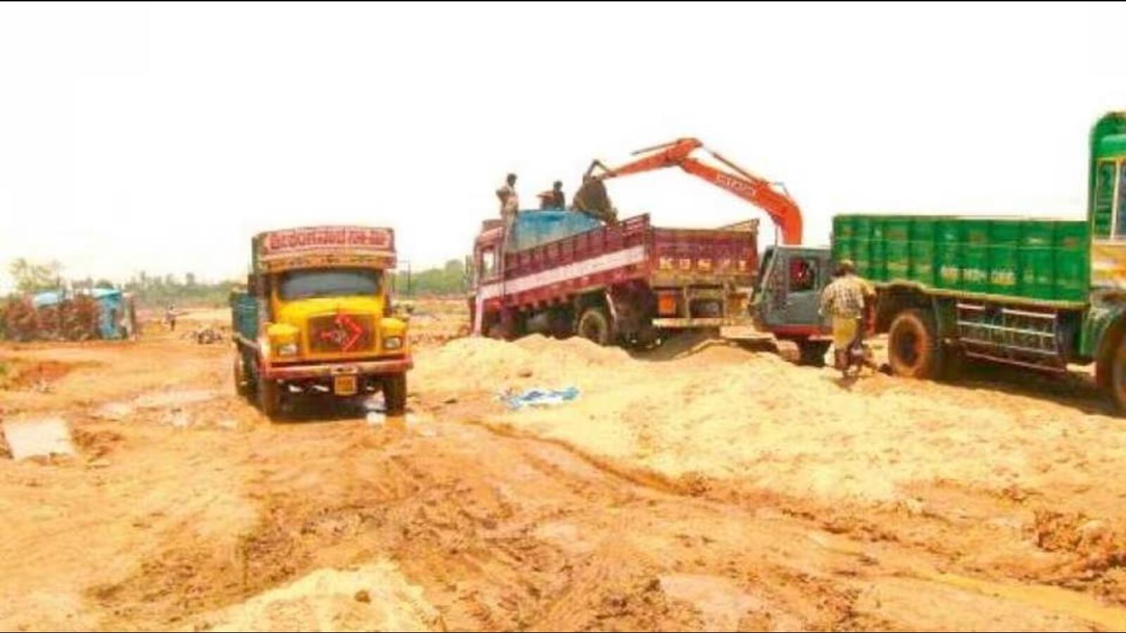 Bihar: SHO among four cops injured in sand mafia attack in Gaya; two held - Vimarsana News